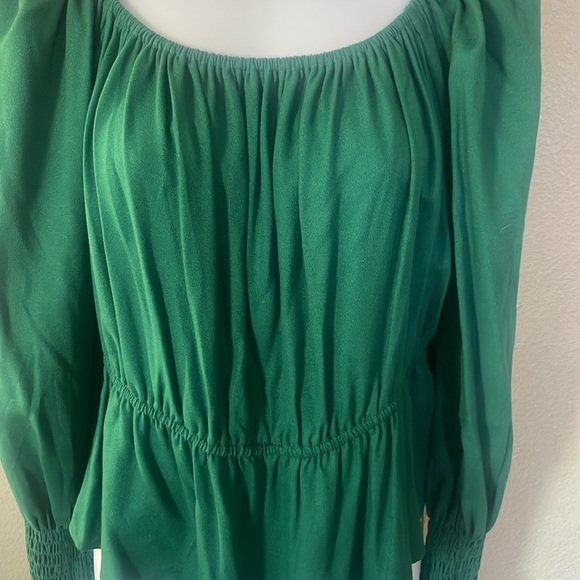 Green blouse with elastic sleeves on or off shoulder - Picture 2 of 5